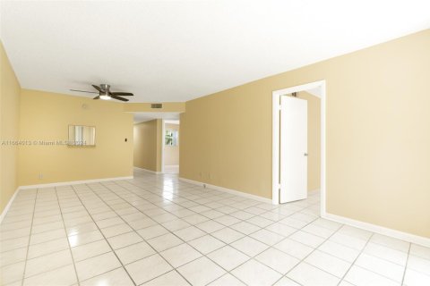 Condo in Tamarac, Florida, 2 bedrooms  № 1705187 - photo 7