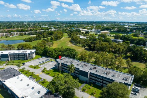 Condo in Tamarac, Florida, 2 bedrooms  № 1705187 - photo 18