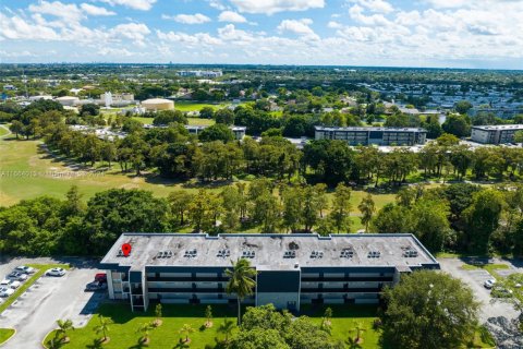Condo in Tamarac, Florida, 2 bedrooms  № 1705187 - photo 19