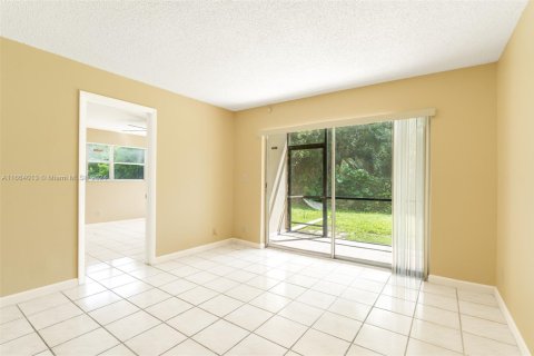 Condo in Tamarac, Florida, 2 bedrooms  № 1705187 - photo 5