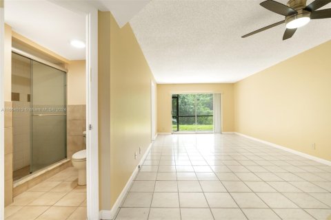 Condo in Tamarac, Florida, 2 bedrooms  № 1705187 - photo 8