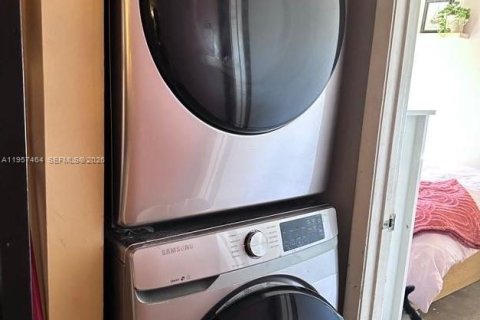 Condominio en venta en Hialeah, Florida, 2 dormitorios, 69.68 m2 № 2011452 - foto 7