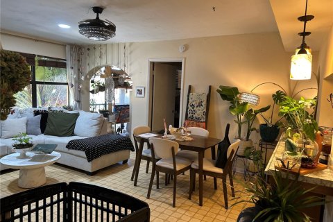 Condominio en venta en Hialeah, Florida, 2 dormitorios, 69.68 m2 № 2011452 - foto 2