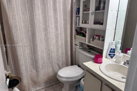 Condominio en venta en Hialeah, Florida, 2 dormitorios, 69.68 m2 № 2011452 - foto 6