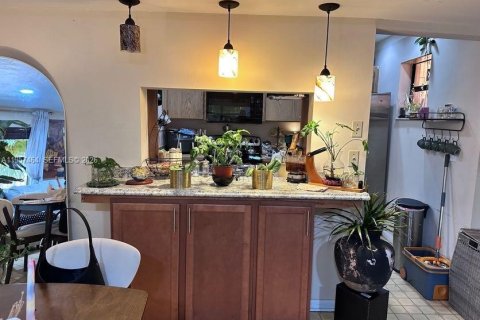 Condominio en venta en Hialeah, Florida, 2 dormitorios, 69.68 m2 № 2011452 - foto 4