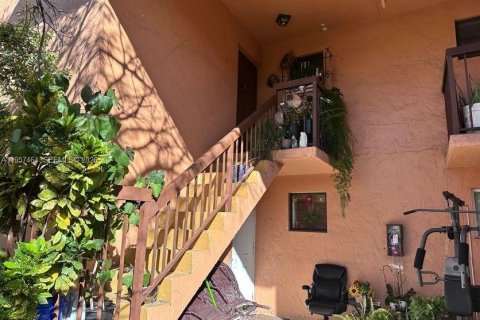 Condominio en venta en Hialeah, Florida, 2 dormitorios, 69.68 m2 № 2011452 - foto 16