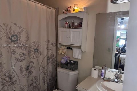 Condominio en venta en Hialeah, Florida, 2 dormitorios, 69.68 m2 № 2011452 - foto 9