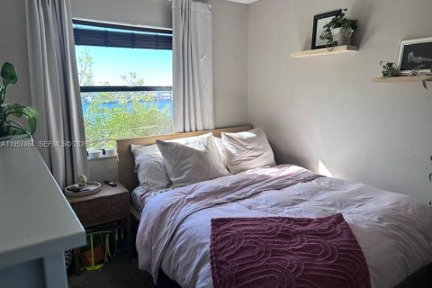 Condominio en venta en Hialeah, Florida, 2 dormitorios, 69.68 m2 № 2011452 - foto 5