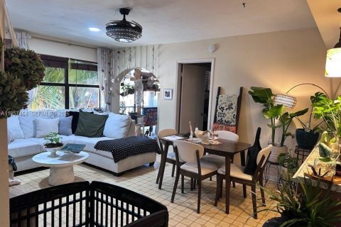 Condominio en venta en Hialeah, Florida, 2 dormitorios, 69.68 m2 № 2011452 - foto 11