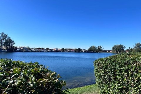 Condominio en Hialeah, Florida, 2 dormitorios  № 2011452
