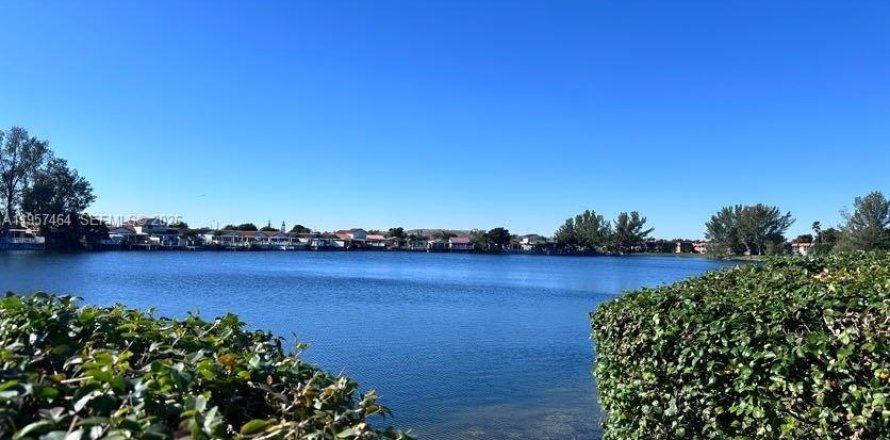 Condominio en Hialeah, Florida, 2 dormitorios  № 2011452