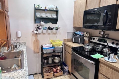 Condominio en venta en Hialeah, Florida, 2 dormitorios, 69.68 m2 № 2011452 - foto 3
