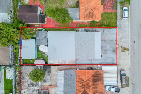 Casa en venta en Hialeah, Florida, 5 dormitorios, 242.29 m2 № 2170673 - foto 11
