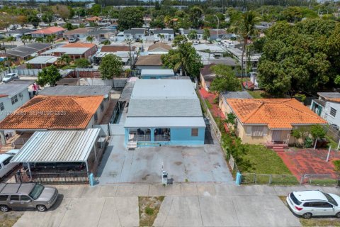 Casa en venta en Hialeah, Florida, 5 dormitorios, 242.29 m2 № 2170673 - foto 9