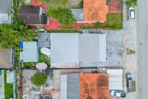 Casa en venta en Hialeah, Florida, 5 dormitorios, 242.29 m2 № 2170673 - foto 8