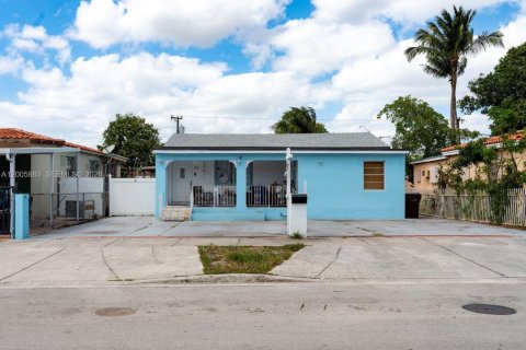 Casa en venta en Hialeah, Florida, 5 dormitorios, 242.29 m2 № 2170673 - foto 2