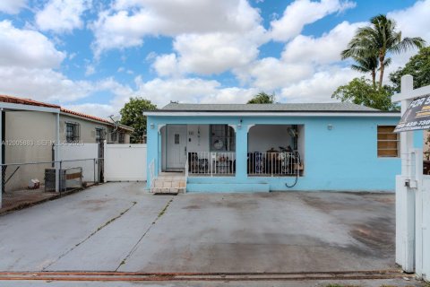 Casa en venta en Hialeah, Florida, 5 dormitorios, 242.29 m2 № 2170673 - foto 3