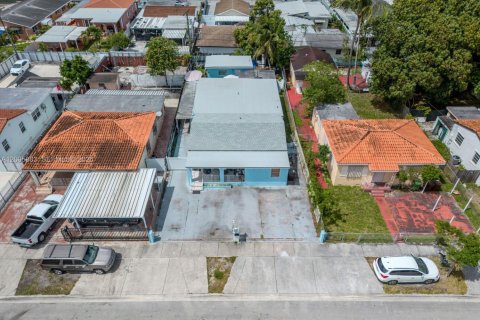 Casa en venta en Hialeah, Florida, 5 dormitorios, 242.29 m2 № 2170673 - foto 6
