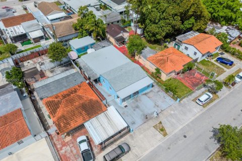 Casa en venta en Hialeah, Florida, 5 dormitorios, 242.29 m2 № 2170673 - foto 5