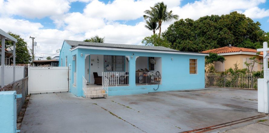 Casa en Hialeah, Florida 5 dormitorios, 242.29 m2 № 2170673
