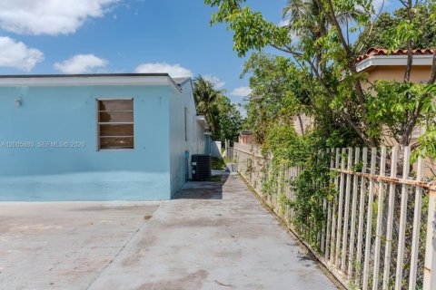 Casa en venta en Hialeah, Florida, 5 dormitorios, 242.29 m2 № 2170673 - foto 4