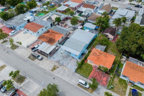 Casa en venta en Hialeah, Florida, 5 dormitorios, 242.29 m2 № 2170673 - foto 7