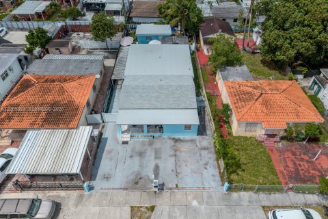 Casa en venta en Hialeah, Florida, 5 dormitorios, 242.29 m2 № 2170673 - foto 10