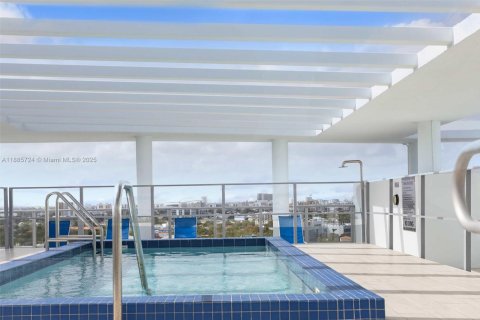 Condo in Miami, Florida, 1 bedroom  № 1933228 - photo 25