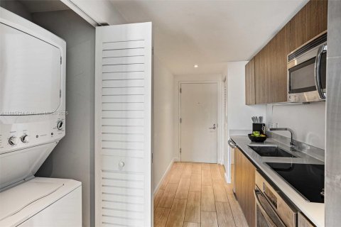 Condo in Miami, Florida, 1 bedroom  № 1933228 - photo 12