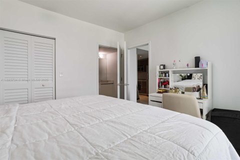 Condo in Miami, Florida, 1 bedroom  № 1933228 - photo 9