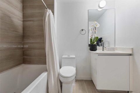 Condo in Miami, Florida, 1 bedroom  № 1933228 - photo 10