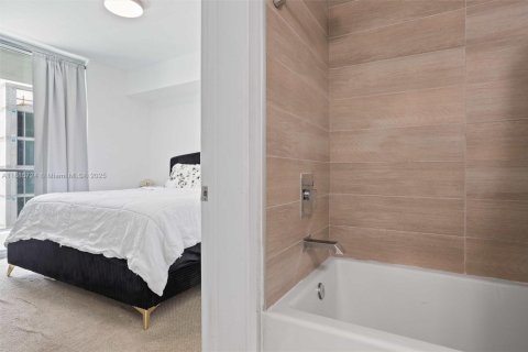 Condo in Miami, Florida, 1 bedroom  № 1933228 - photo 11