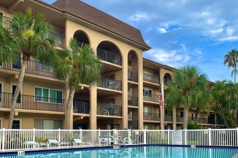 Condo in Largo, Florida, 2 bedrooms № 2214199