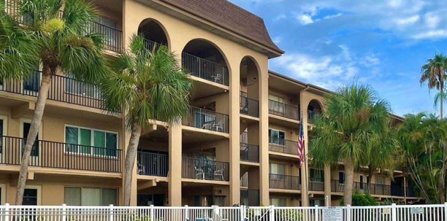 Condo in Largo, Florida, 2 bedrooms № 2214199
