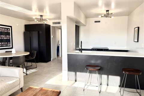 Condo in Largo, Florida, 2 bedrooms № 2214199 - photo 2