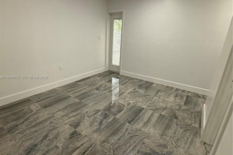 Снять в аренду коммерческую недвижимость в Хомстед, Флорида 1 спальня, 55.74м2, № 2004537 - фото 2