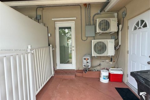 Снять в аренду коммерческую недвижимость в Хомстед, Флорида 1 спальня, 55.74м2, № 2004537 - фото 26