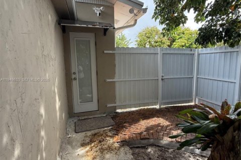 Снять в аренду коммерческую недвижимость в Хомстед, Флорида 1 спальня, 55.74м2, № 2004537 - фото 24