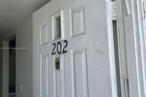 Condo in Miami, Florida, 2 bedrooms  № 2082173 - photo 2