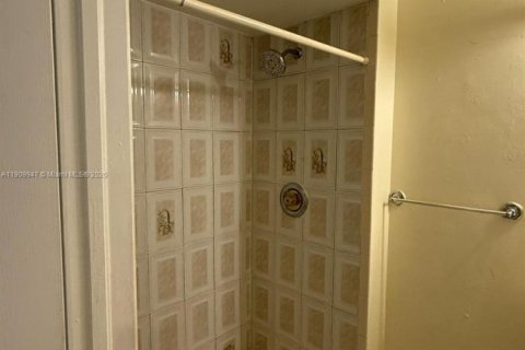 Condo in Miami, Florida, 2 bedrooms  № 2082173 - photo 13