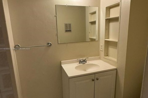 Condo in Miami, Florida, 2 bedrooms  № 2082173 - photo 12