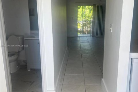 Condo in Miami, Florida, 2 bedrooms  № 2082173 - photo 3
