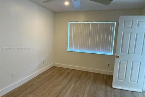 Condo in Miami, Florida, 2 bedrooms  № 2082173 - photo 11