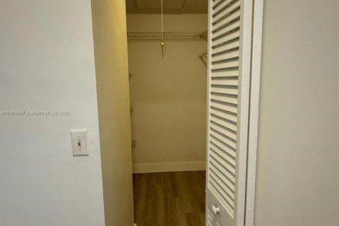 Condo in Miami, Florida, 2 bedrooms  № 2082173 - photo 14
