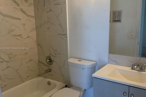 Condo in Miami, Florida, 2 bedrooms  № 2082173 - photo 9