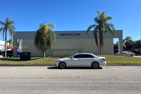 Commercial property in Miami-Dade, Florida № 2005346 - photo 2