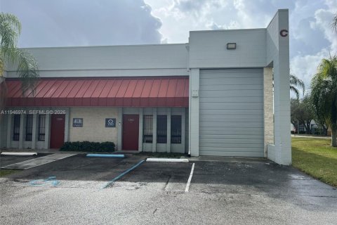 Commercial property in Miami-Dade, Florida № 2005346 - photo 1