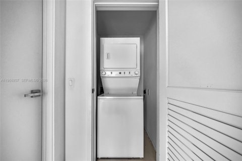 Condo in Miami, Florida, 2 bedrooms  № 2021007 - photo 16