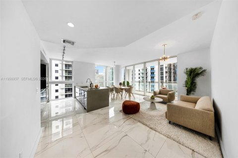 Condo in Miami, Florida, 2 bedrooms  № 2021007 - photo 5