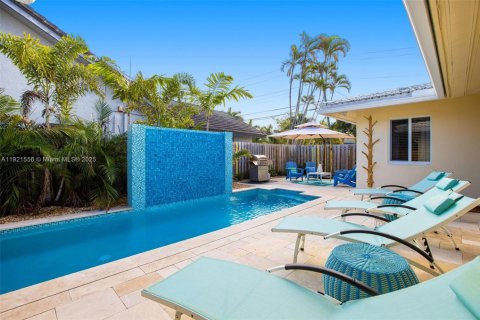 House in Lauderdale-by-the-Sea, Florida 3 bedrooms, 175.49 sq.m. № 2082746